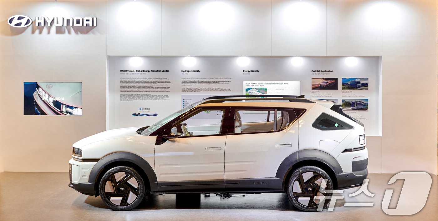 (서울=뉴스1) = 현대차는 오는 22일까지 서울 강남구 코엑스에서 개최되는 경제학계의 올림픽, 세계경제학자대회 2025에 '디 올 뉴 넥쏘'를 전시하고 현대차의 앞선 기술력을 선 …