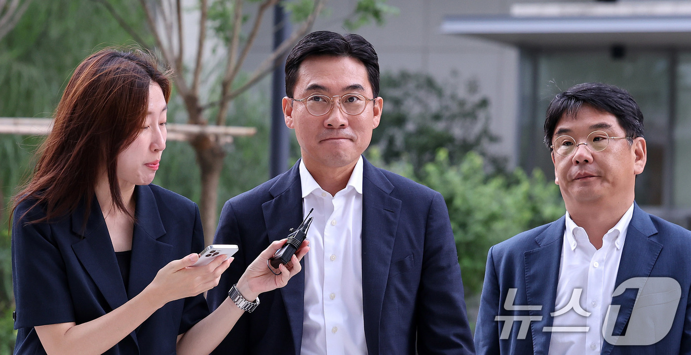 (서울=뉴스1) 박지혜 기자 = 조영탁 IMS모빌리티 대표가 20일 오전 서울 종로구에 마련된 김건희 특검팀(특별검사 민중기) 사무실로 2차 소환조사를 받기 위해 출석하고 있다. …