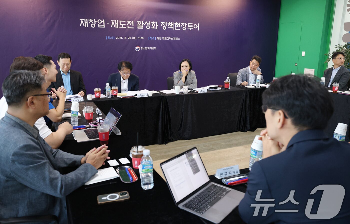 본문 이미지 - 한성숙 중소벤처기업부 장관이 20일 대전 유성구 스타트업파크 재도전혁신캠퍼스에서 열린 재창업·재도전 활성화를 위안 정책현장 투어에서 참석자들의 의견을 듣고 있다. ⓒ News1 김기태 기자