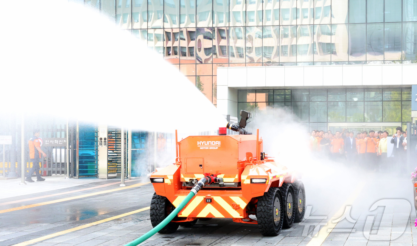 (세종=뉴스1) 김기남 기자 = 19일 오전 세종시 소방청에서 무인소방로봇 시연 모델이 화재 진압 시연을 하고 있다. 2025.8.20/뉴스1