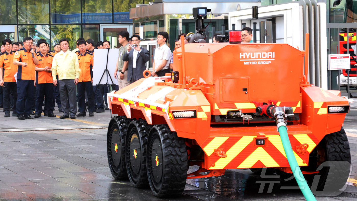 (세종=뉴스1) 김기남 기자 = 윤호중 행정안전부 장관이 19일 오전 세종시 소방청에서 을지훈련 상황보고를 마친 뒤 허석곤 소방청장과 무인소방로봇 시연 모델에 대한 진압 설명을 듣 …