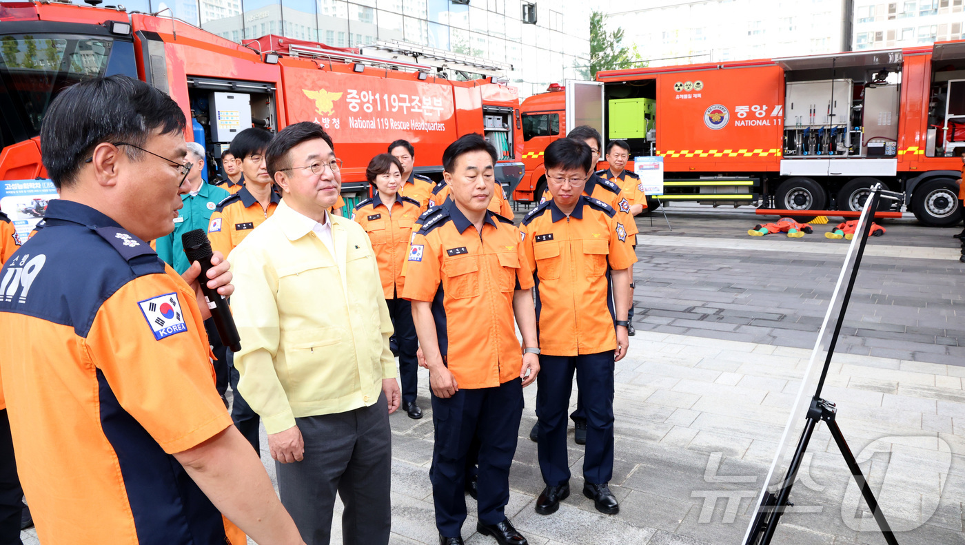 (세종=뉴스1) 김기남 기자 = 윤호중 행정안전부 장관이 19일 오전 세종시 소방청에서 을지훈련 상황보고를 마친 뒤 허석곤 소방청장과 소방청 진압장비 설명을 듣고 있다. 2025. …