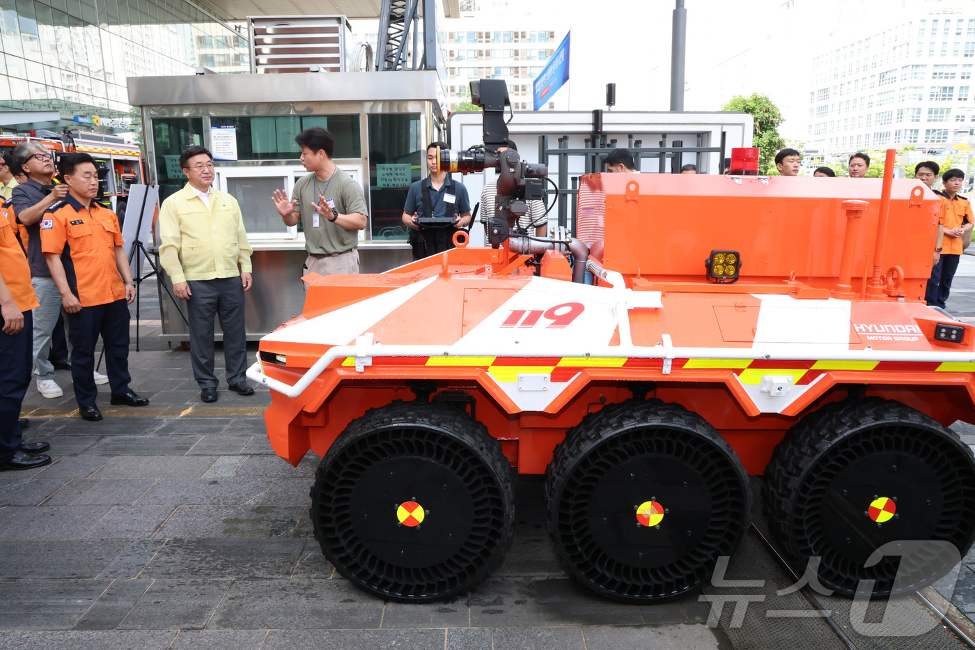 (세종=뉴스1) 김기남 기자 = 윤호중 행정안전부 장관이 19일 오전 세종시 소방청에서 을지훈련 상황보고를 마친 뒤 허석곤 소방청장과 무인소방로봇 시연 모델에 대한 진압 설명을 듣 …