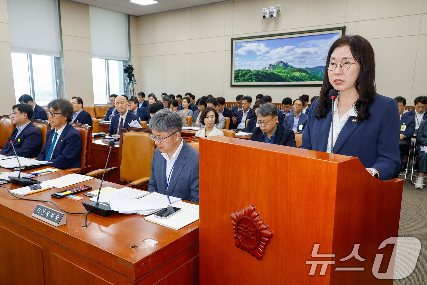 본문 이미지 - 이미선 기상청장이 8월 20일 서울 여의도 국회에서 열린 환경노동위원회 제428회국회&#40;임시회&#41; 제1차 전체회의에 출석해 인사말 및 2024회계연도 결산 제안설명을 하고 있다. 2025.8.20/뉴스1 ⓒ News1 안은나 기자