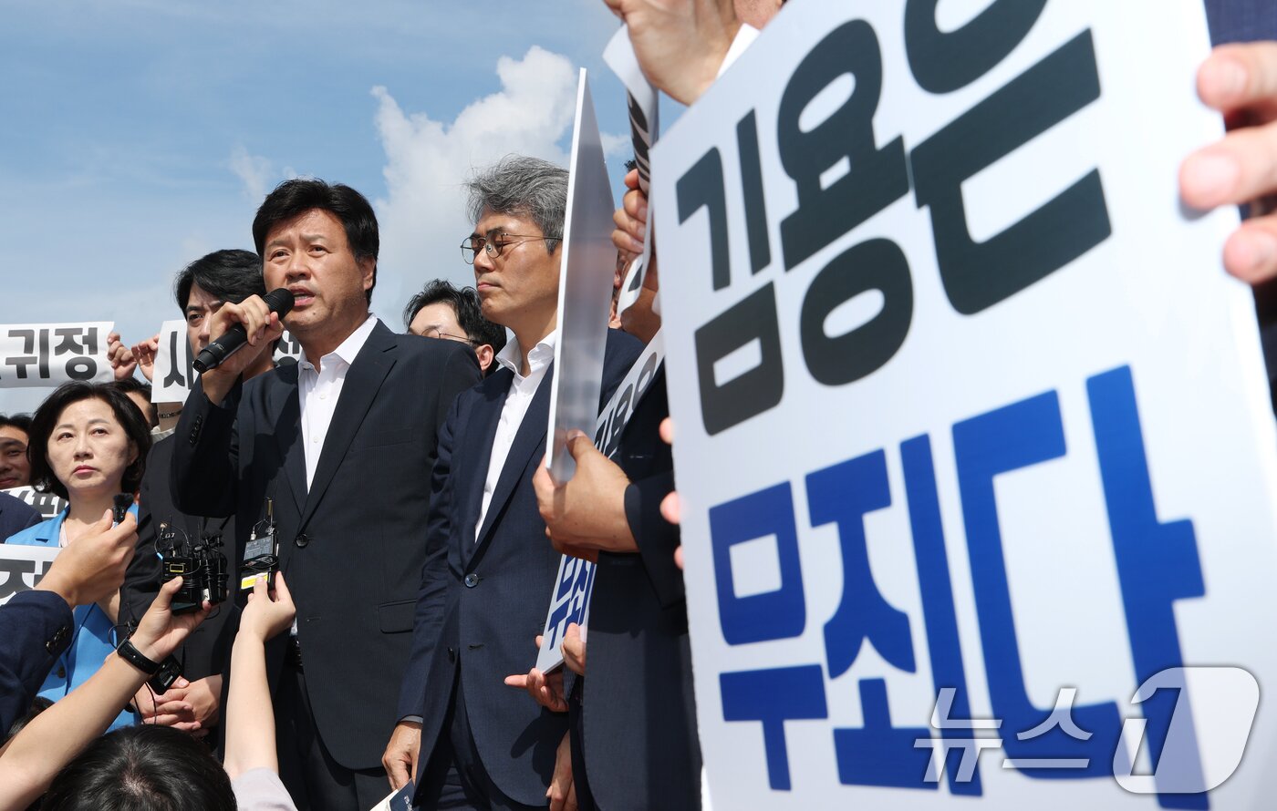 본문 이미지 - 정치자금법 위반·특정범죄 가중처벌법상 뇌물 혐의로 기소된 김용 전 민주연구원 부원장이 20일 오전 경기 화성시 마도면 화성직업훈련교도소에서 보석으로 석방된 후 입장을 밝히고 있다. 2025.8.20 ⓒ 뉴스1 김영운 기자