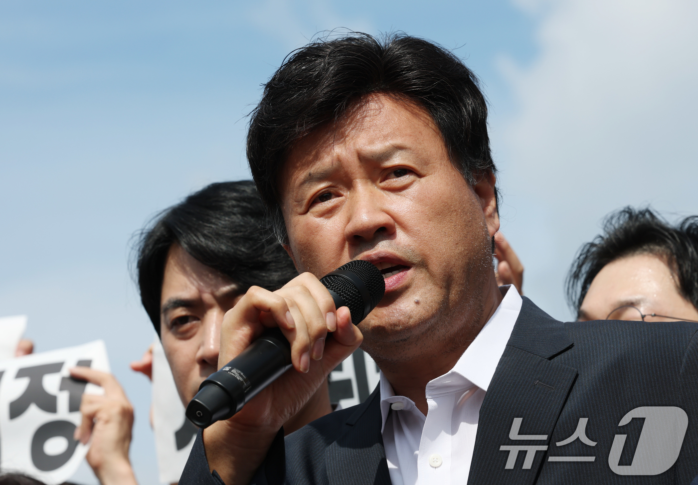 (화성=뉴스1) 김영운 기자 = 정치자금법 위반·특정범죄 가중처벌법상 뇌물 혐의로 기소된 김용 전 민주연구원 부원장이 20일 오전 경기 화성시 마도면 화성직업훈련교도소에서 보석으로 …