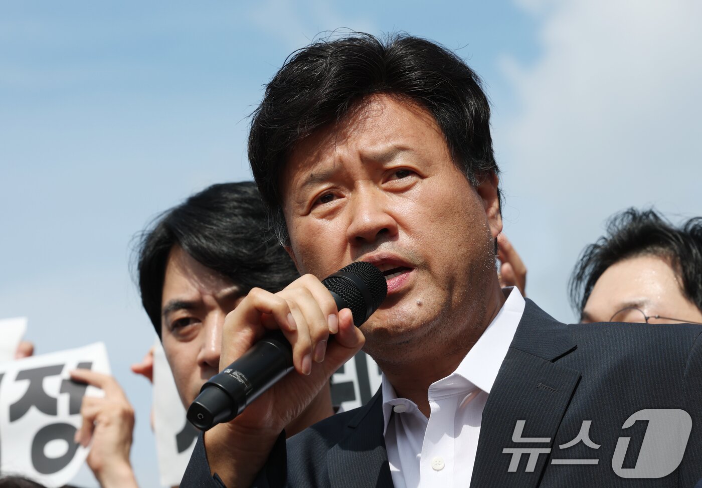 본문 이미지 - 정치자금법 위반·특정범죄 가중처벌법상 뇌물 혐의로 기소된 김용 전 민주연구원 부원장이 19일 오전 경기 화성시 마도면 화성직업훈련교도소에서 보석으로 석방된 후 입장을 밝히고 있다. 2025.8.20/뉴스1 ⓒ News1 김영운 기자