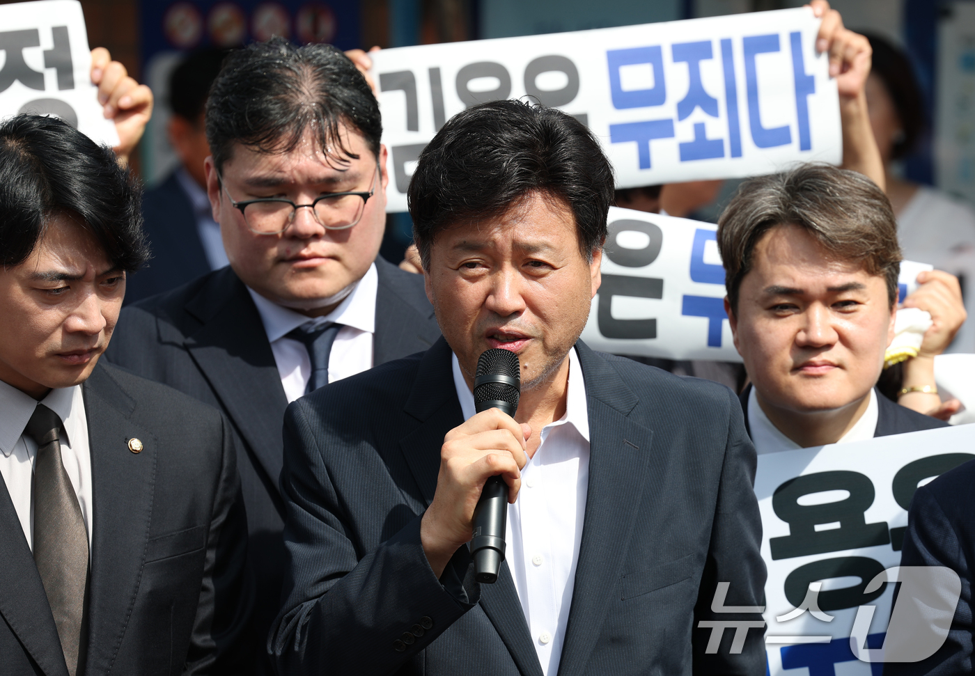 (화성=뉴스1) 김영운 기자 = 정치자금법 위반·특정범죄 가중처벌법상 뇌물 혐의로 기소된 김용 전 민주연구원 부원장이 20일 오전 경기 화성시 마도면 화성직업훈련교도소에서 보석으로 …