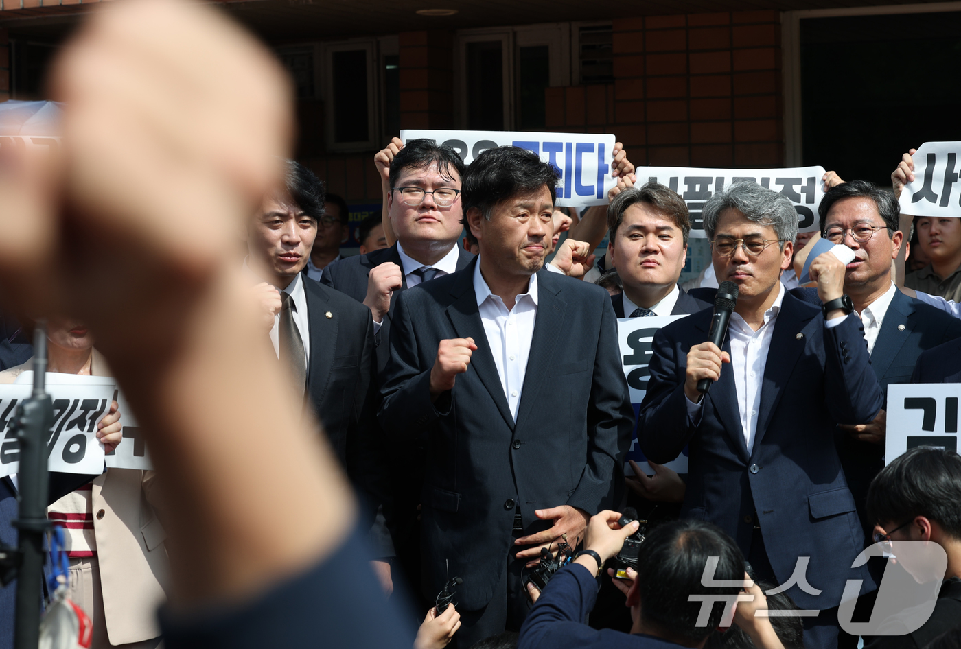 (화성=뉴스1) 김영운 기자 = 정치자금법 위반·특정범죄 가중처벌법상 뇌물 혐의로 기소된 김용 전 민주연구원 부원장이 20일 오전 경기 화성시 마도면 화성직업훈련교도소에서 보석으로 …