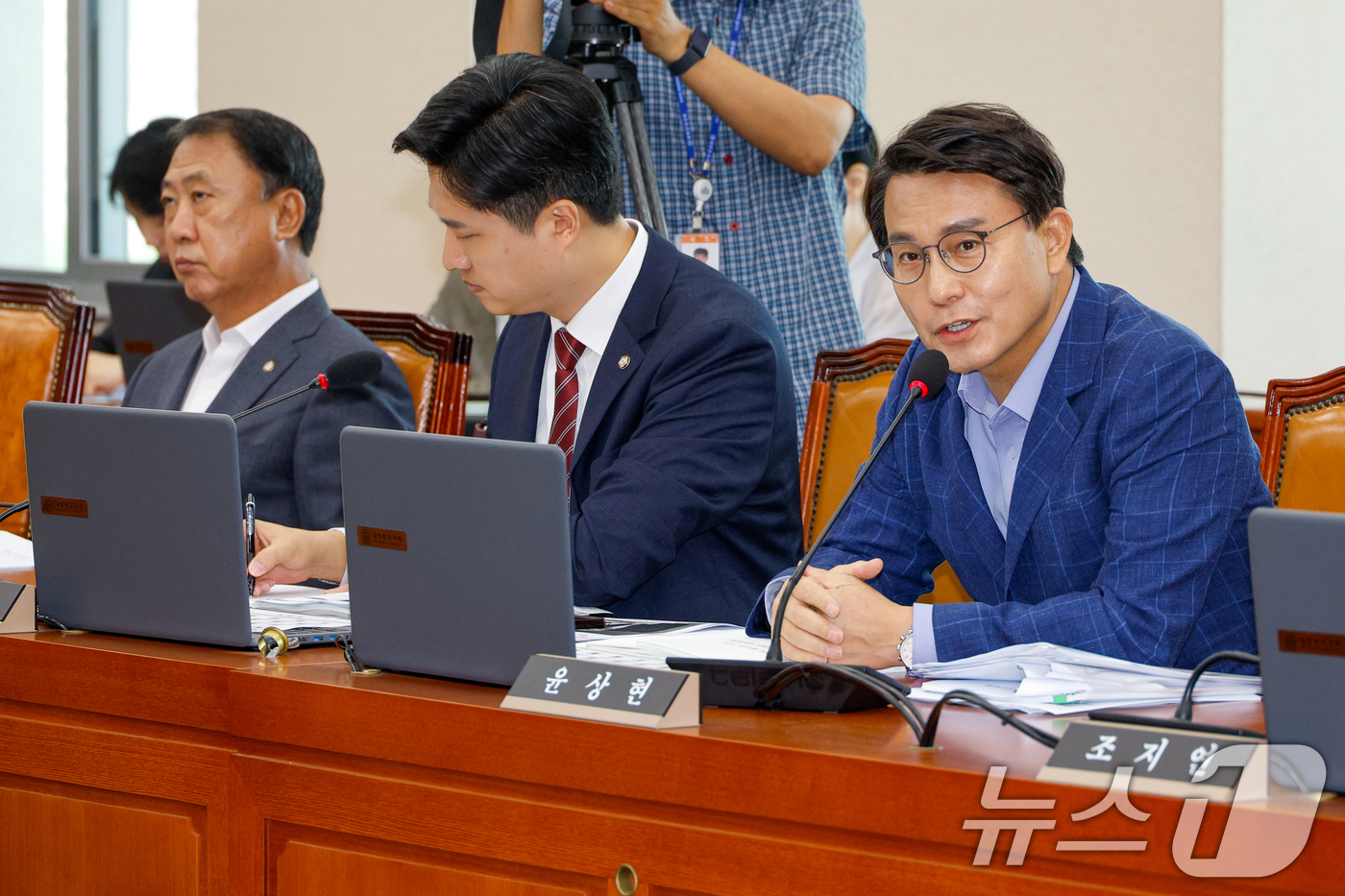 (서울=뉴스1) 안은나 기자 = 윤상현 국민의힘 의원이 20일 오전 서울 여의도 국회에서 열린 환경노동위원회 제428회국회(임시회) 제1차 전체회의에서 인사말을 하고 있다. 202 …