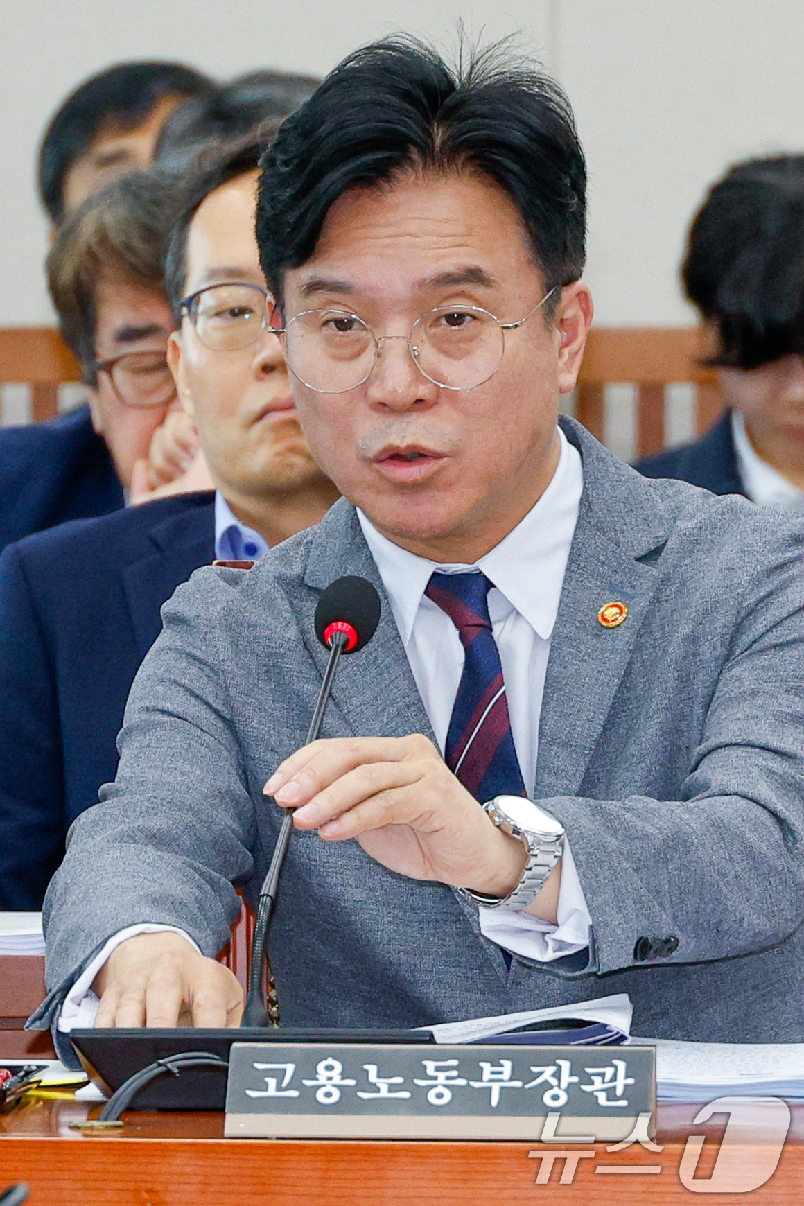 (서울=뉴스1) 안은나 기자 = 김영훈 고용노동부 장관이 20일 오전 서울 여의도 국회에서 열린 환경노동위원회 제428회국회(임시회) 제1차 전체회의에 출석해 김형동 국민의힘 간사 …