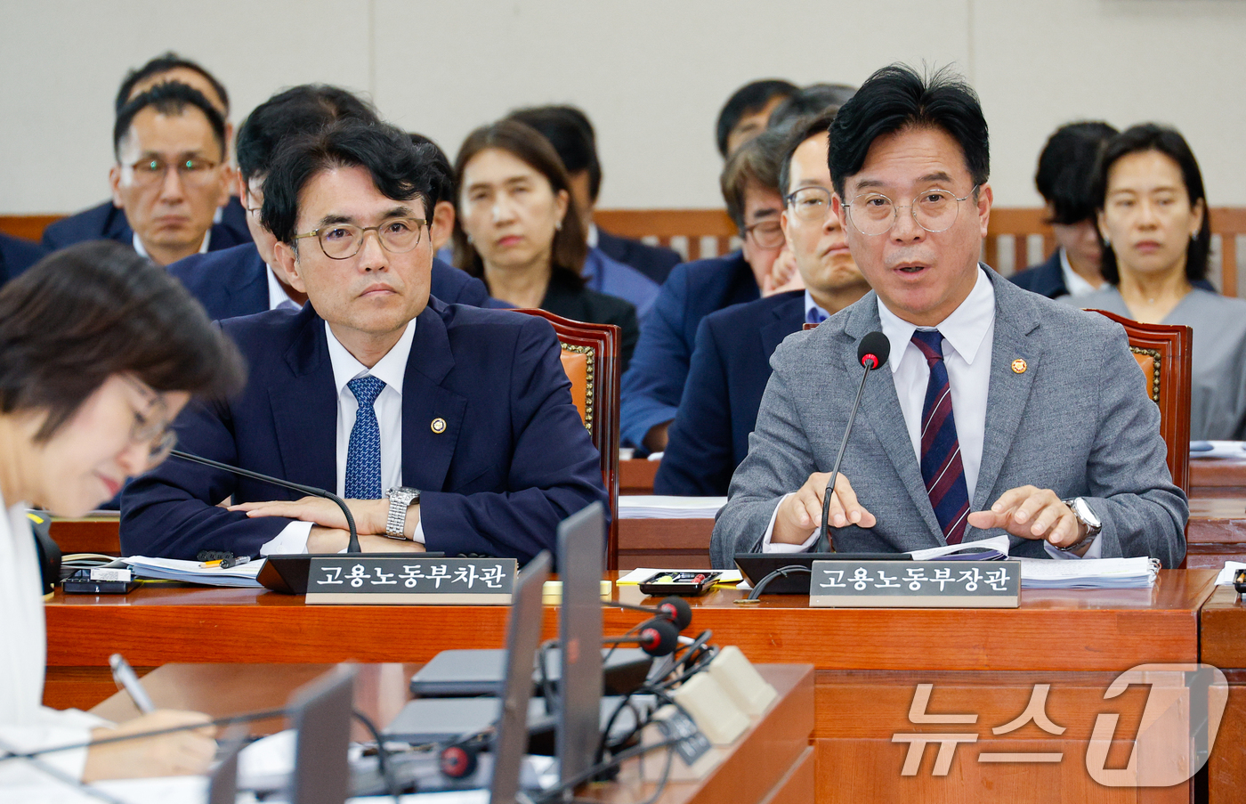 (서울=뉴스1) 안은나 기자 = 김영훈 고용노동부 장관이 20일 오전 서울 여의도 국회에서 열린 환경노동위원회 제428회국회(임시회) 제1차 전체회의에 출석해 김형동 국민의힘 간사 …