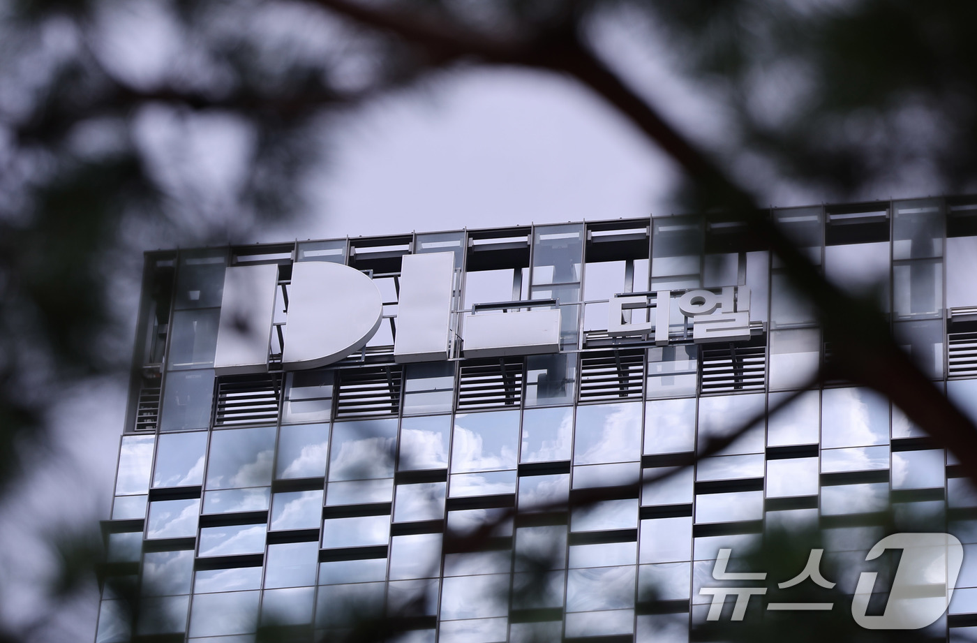 (서울=뉴스1) 박지혜 기자 = 경기 의정부 DL건설 아파트 건설현장 추락사고와 관련해 경찰이 DL건설 사무소 등에 대한 압수수색에 나섰다.경기북부경찰청은 20일 오전 9시 30분 …