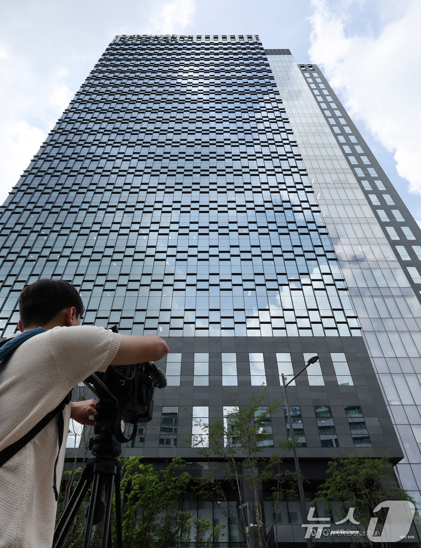 (서울=뉴스1) 박지혜 기자 = 경기 의정부 DL건설 아파트 건설현장 추락사고와 관련해 경찰이 DL건설 사무소 등에 대한 압수수색에 나섰다.경기북부경찰청은 20일 오전 9시 30분 …