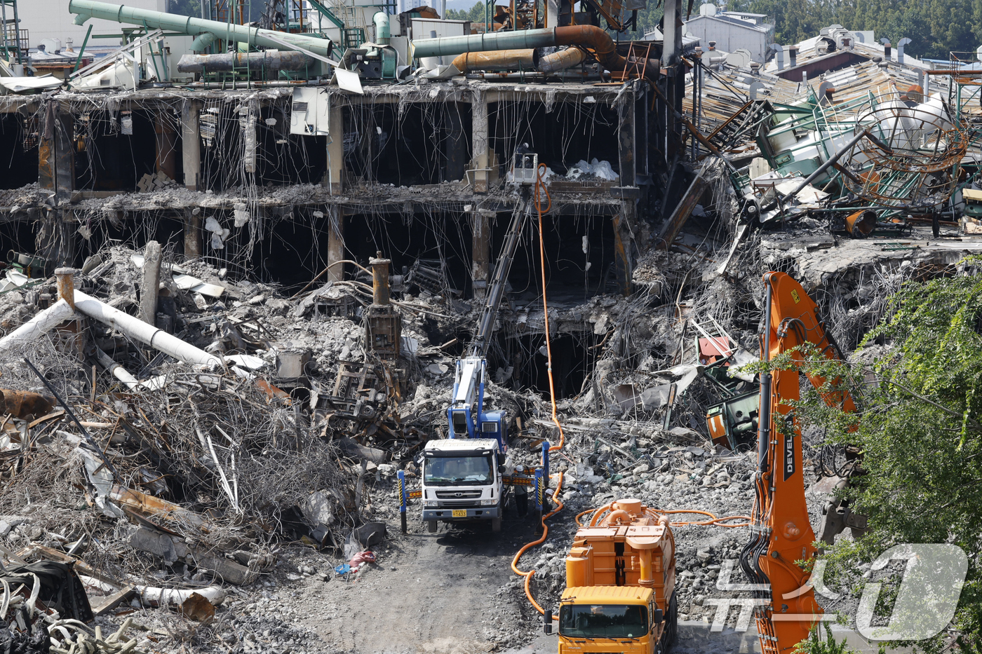 (광주=뉴스1) 김태성 기자 = 금호타이어 광주공장 화재 관련 합동 감식이 진행되고 있는 20일 광주 광산구 금호타이어 광주공장에서 해체 공사가 진행되고 있다. 2025.8.20/ …