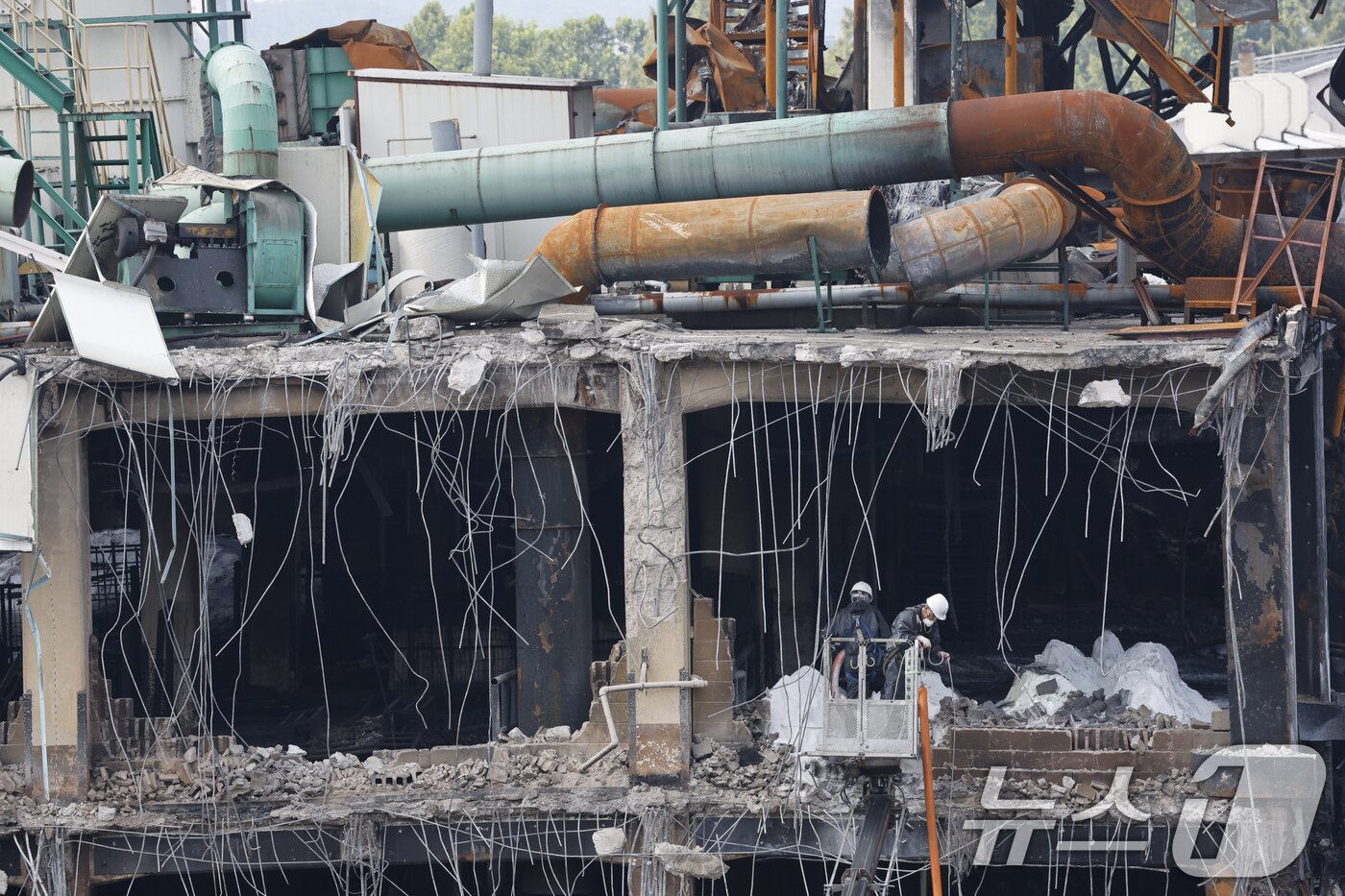 본문 이미지 - 금호타이어 광주공장 화재 관련 합동 감식이 진행되고 있는 지난달 20일 광주 광산구 금호타이어 광주공장에서 해체 공사가 진행되고 있다. 2025.8.20/뉴스1 ⓒ News1 김태성 기자