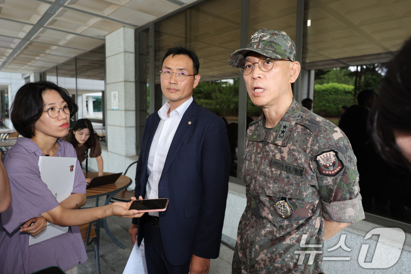 (서울=뉴스1) 신웅수 기자 = 김용대 드론작전사령관과 이승우 변호사가 20일 오전 서울 서초구 서울고등검찰청에 마련된 내란 특검팀(특별검사 조은석) 사무실에서 조사를 중단한 후 …