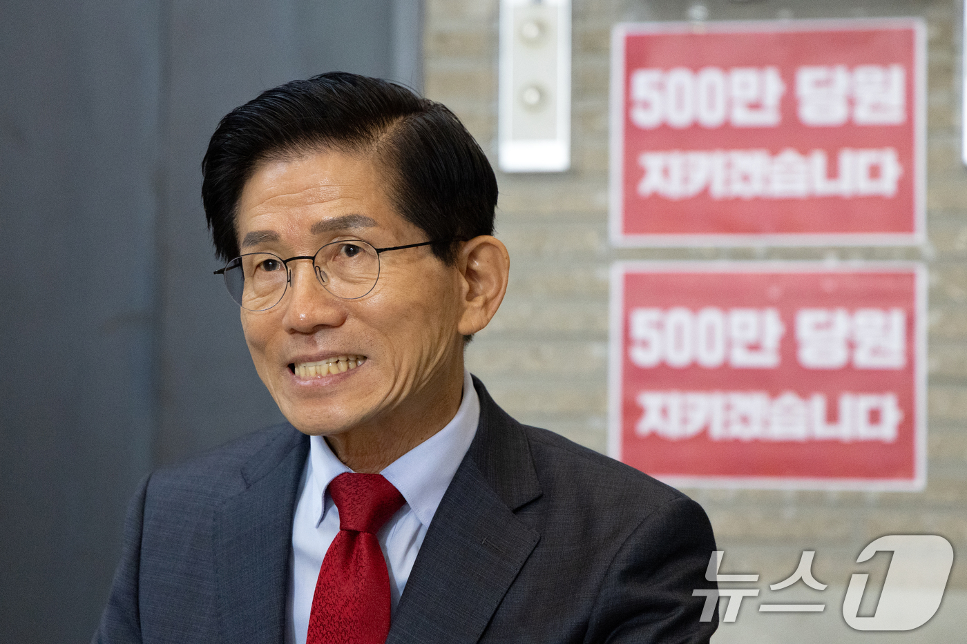 (서울=뉴스1) 이승배 기자 = 특검의 국민의힘 압수수색 저지 농성 중인 김문수 당대표 후보가 20일 서울 여의도 국민의힘 중앙당사 로비에서 농성을 이어가고 있다. 2025.8.2 …