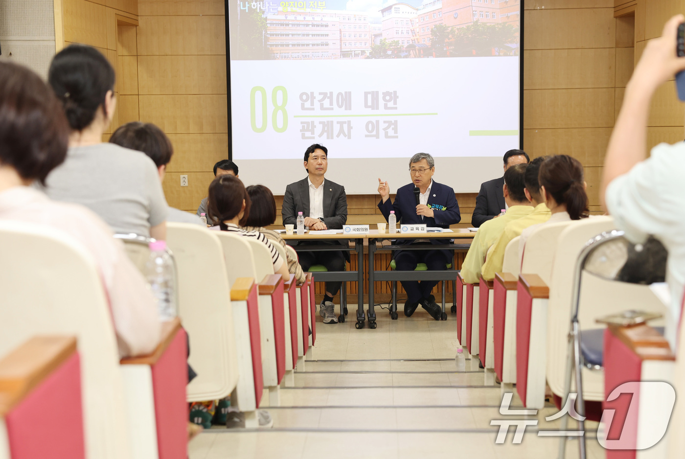 (서울=뉴스1) = 정근식 서울시 교육감이 지난 19일 서울 광진구 양진중학교에서 이정헌 국회의원, 전병주 시의원, 교원·학생·학부모와 함께 운동장 건립 및 시청각실 개선 방안을 …