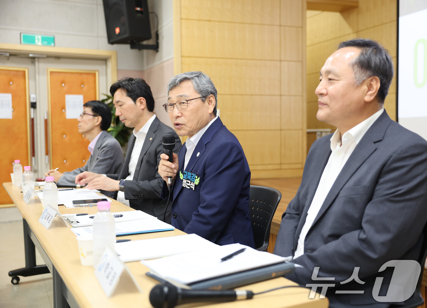 (서울=뉴스1) = 정근식 서울시 교육감이 지난 19일 서울 광진구 양진중학교에서 이정헌 국회의원, 전병주 시의원, 교원·학생·학부모와 함께 운동장 건립 및 시청각실 개선 방안을 …