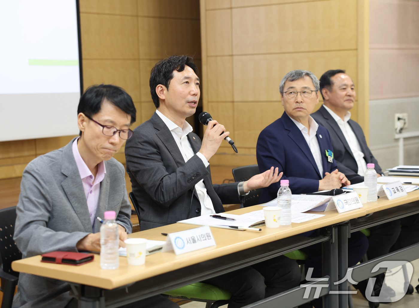 (서울=뉴스1) = 정근식 서울시 교육감이 지난 19일 서울 광진구 양진중학교에서 이정헌 국회의원, 전병주 시의원, 교원·학생·학부모와 함께 운동장 건립 및 시청각실 개선 방안을 …