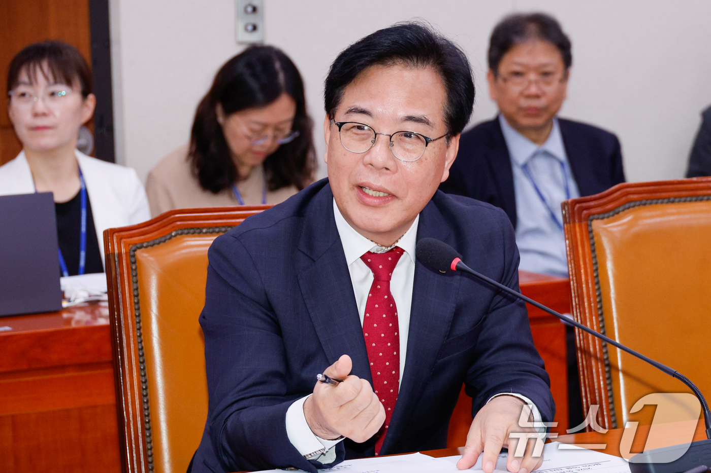 (서울=뉴스1) 안은나 기자 = 송언석 국민의힘 비상대책위원장 겸 원내대표가 20일 오전 서울 여의도 국회에서 열린 외교통일위원회 제428회국회(임시회) 제2차 전체회의에서 인사말 …