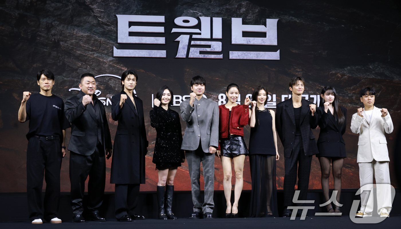 (서울=뉴스1) 권현진 기자 = 강대규 감독(왼쪽부터)과 배우 마동석, 박형식, 레지나 레이, 성유빈, 안지혜, 이주빈, 서인국, 강미나, 한윤선 감독이 20일 오전 서울 중구 앰 …