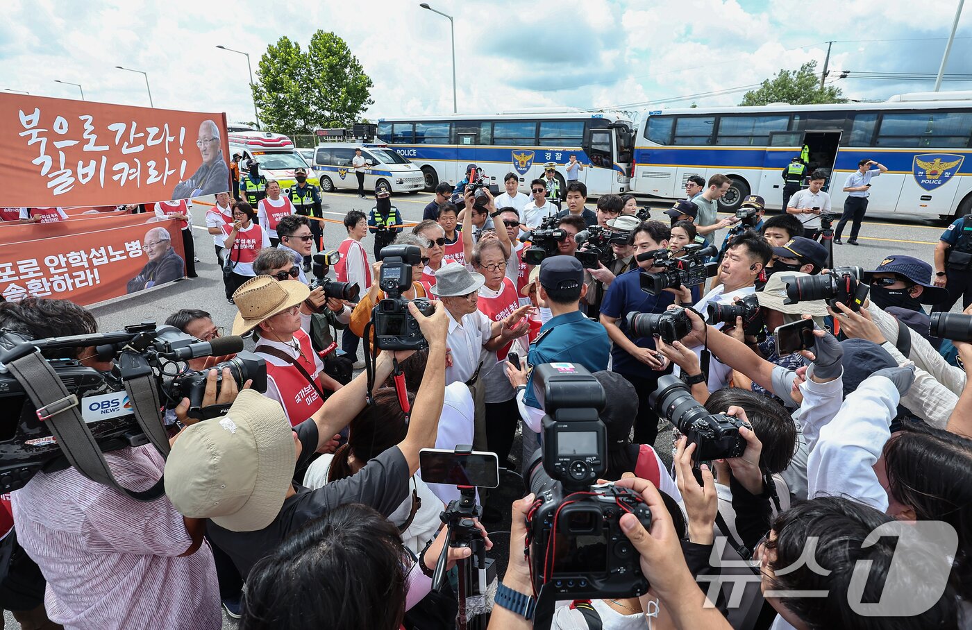 본문 이미지 - 비전향장기수 안학섭 씨가 20일 경기 파주 통일대교에서 북한 송환을 요구하며 북쪽 방면으로 향하던 중 경찰과 대화를 하고 있다. 2025.8.20/뉴스1 ⓒ News1 김도우 기자