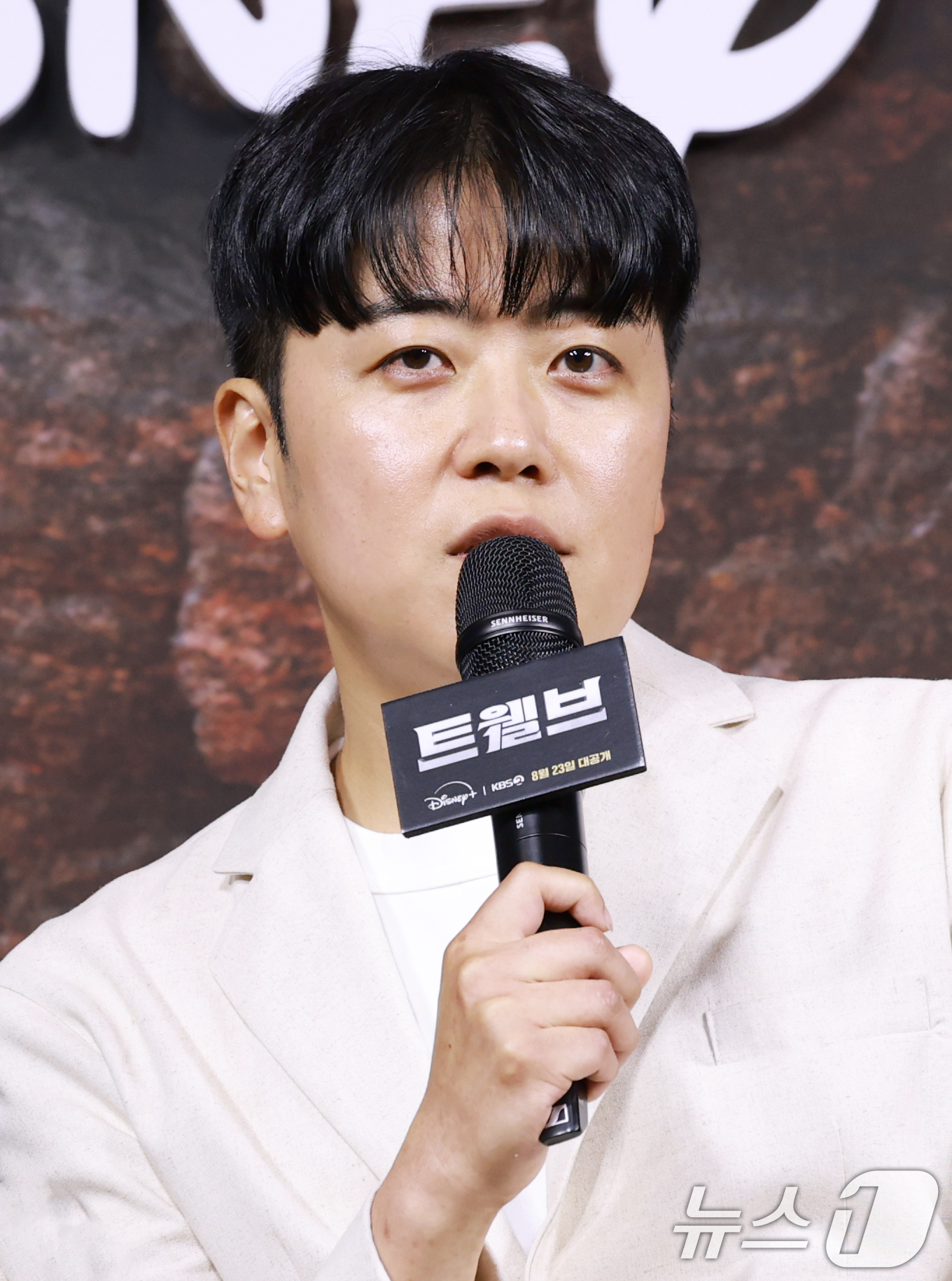 (서울=뉴스1) 권현진 기자 = 한윤선 감독이 20일 오전 서울 중구 앰배서더 서울 풀만 호텔에서 열린 KBS 2TV 토일 미니시리즈 '트웰브' 제작발표회에 참석해 인사말을 하고 …