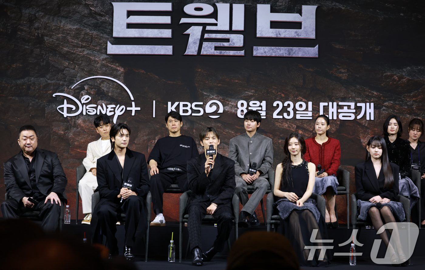 (서울=뉴스1) 권현진 기자 = 배우 서인국(왼쪽 세번째)이 20일 오전 서울 중구 앰배서더 서울 풀만 호텔에서 열린 KBS 2TV 토일 미니시리즈 '트웰브' 제작발표회에 참석해 …