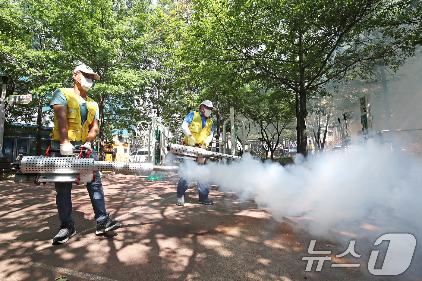(대구=뉴스1) 공정식 기자 = 처서를 앞두고 폭염이 계속된 20일 오전 대구 남구 주택가 영선공원에서 남구보건소 방역반 관계자들이 말라리아를 비롯해 여름철 각종 감염병 매개체인 …