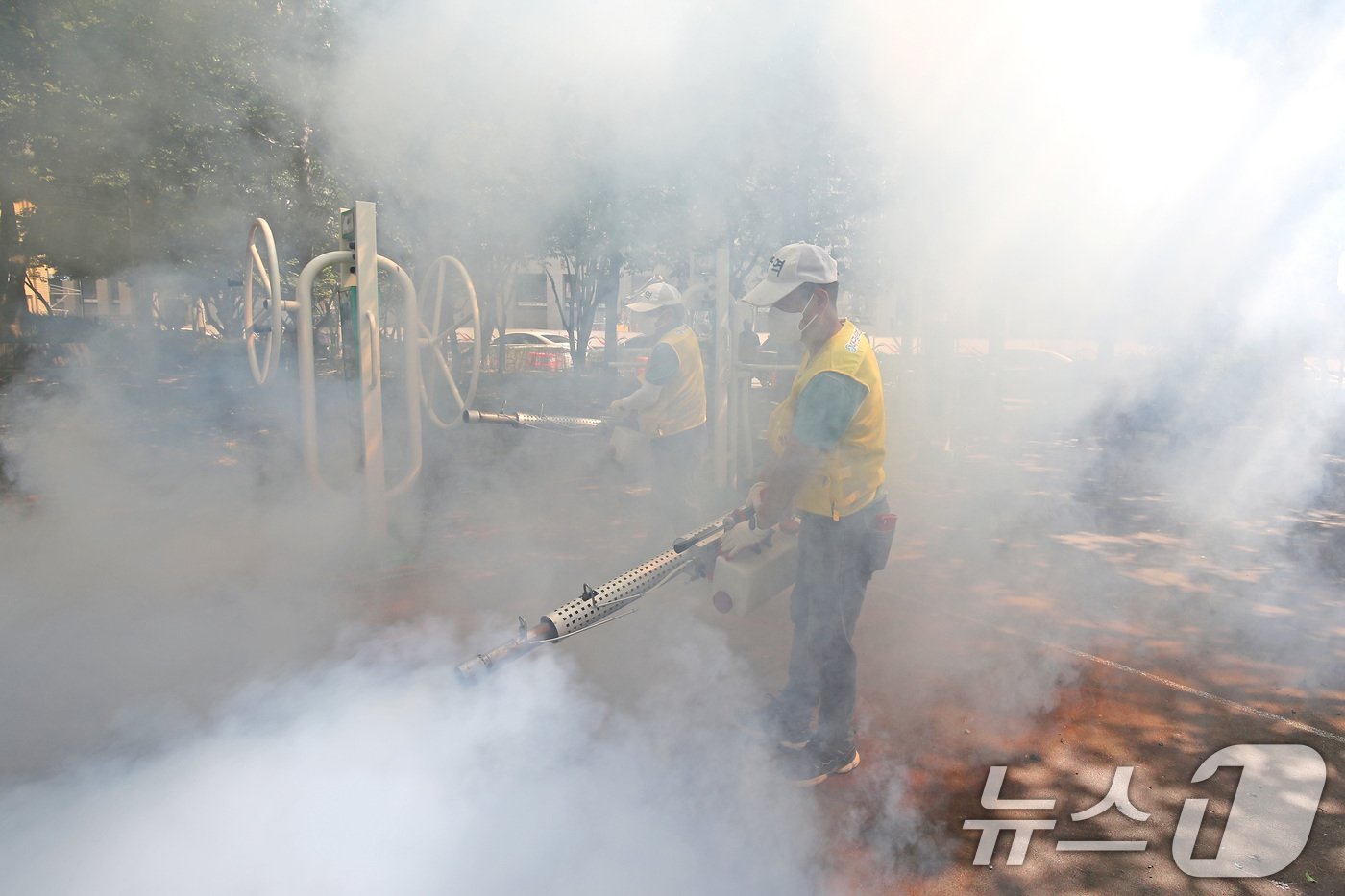 (대구=뉴스1) 공정식 기자 = 처서를 앞두고 폭염이 계속된 20일 오전 대구 남구 주택가 영선공원에서 남구보건소 방역반 관계자들이 말라리아를 비롯해 여름철 각종 감염병 매개체인 …