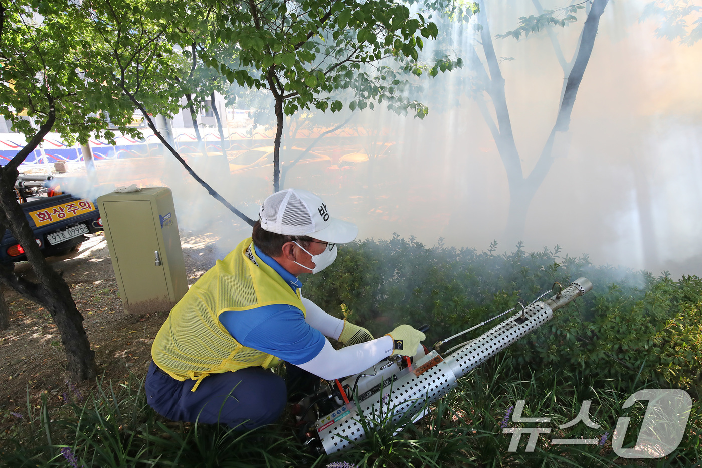 (대구=뉴스1) 공정식 기자 = 처서를 앞두고 폭염이 계속된 20일 오전 대구 남구 주택가 영선공원에서 남구보건소 방역반 관계자들이 말라리아를 비롯해 여름철 각종 감염병 매개체인 …
