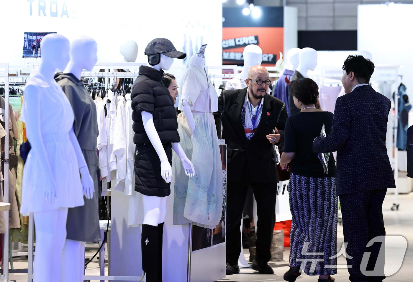 (서울=뉴스1) 구윤성 기자 = 20일 서울 강남구 코엑스 더플라츠에서 열린 '2025 트렌드페어'에서 이상봉 디자이너가 의류 제품을 둘러보고 있다. 2025.8.20/뉴스1