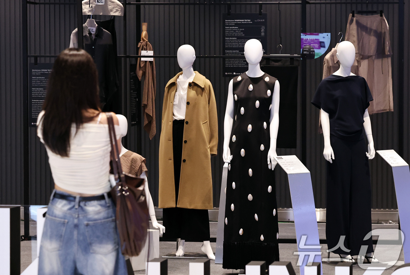 (서울=뉴스1) 구윤성 기자 = 20일 서울 강남구 코엑스 더플라츠에서 열린 '2025 트렌드페어'에서 참관객이 다양한 의류를 스마트폰 카메라에 담고 있다. 2025.8.20/뉴스 …