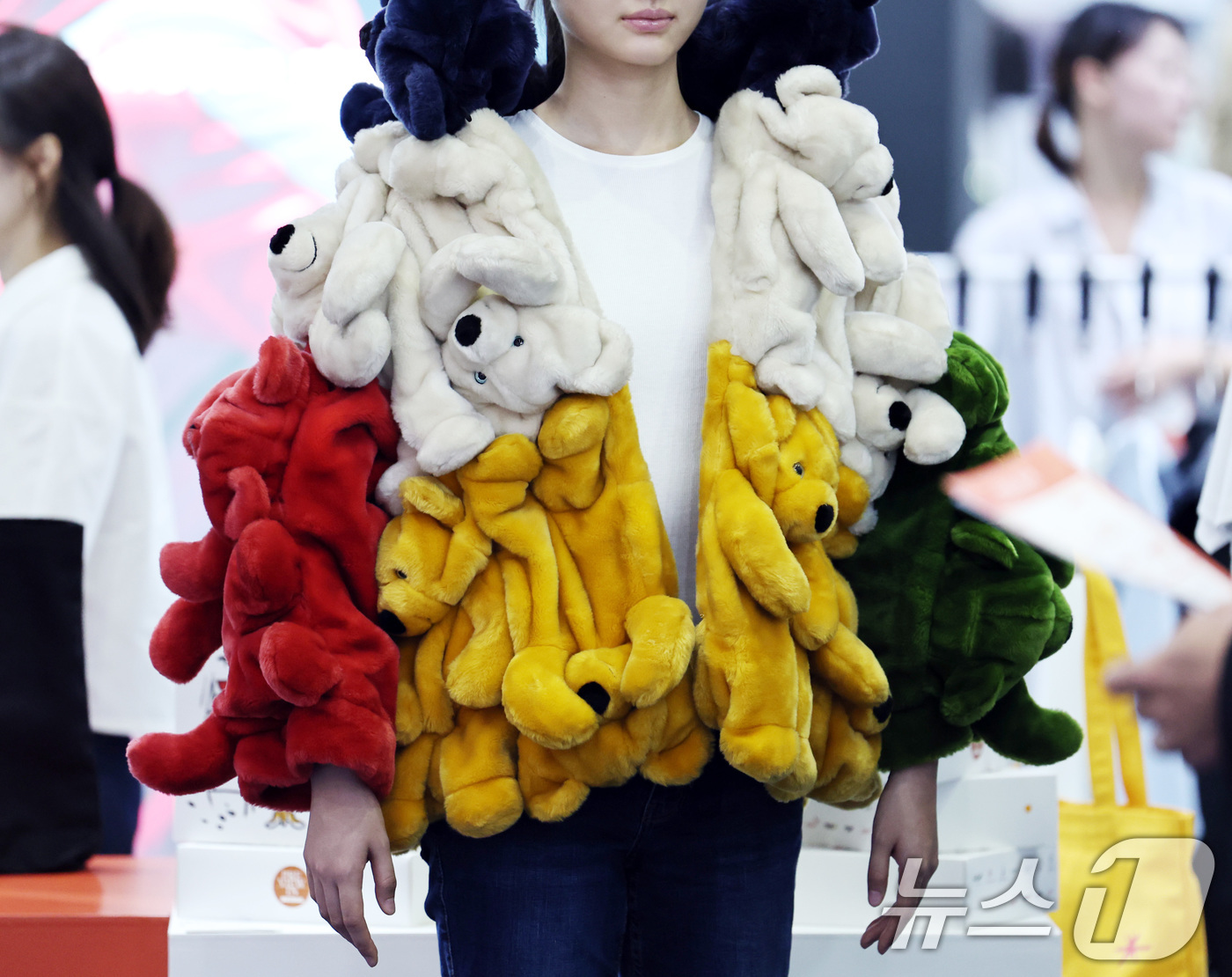 (서울=뉴스1) 구윤성 기자 = 20일 서울 강남구 코엑스에서 열린 '2025 대한민국 섬유교역전(프리뷰 인 서울 2025)에서 모델이 인형으로 만든 옷을 입고 있다. 2025.8 …