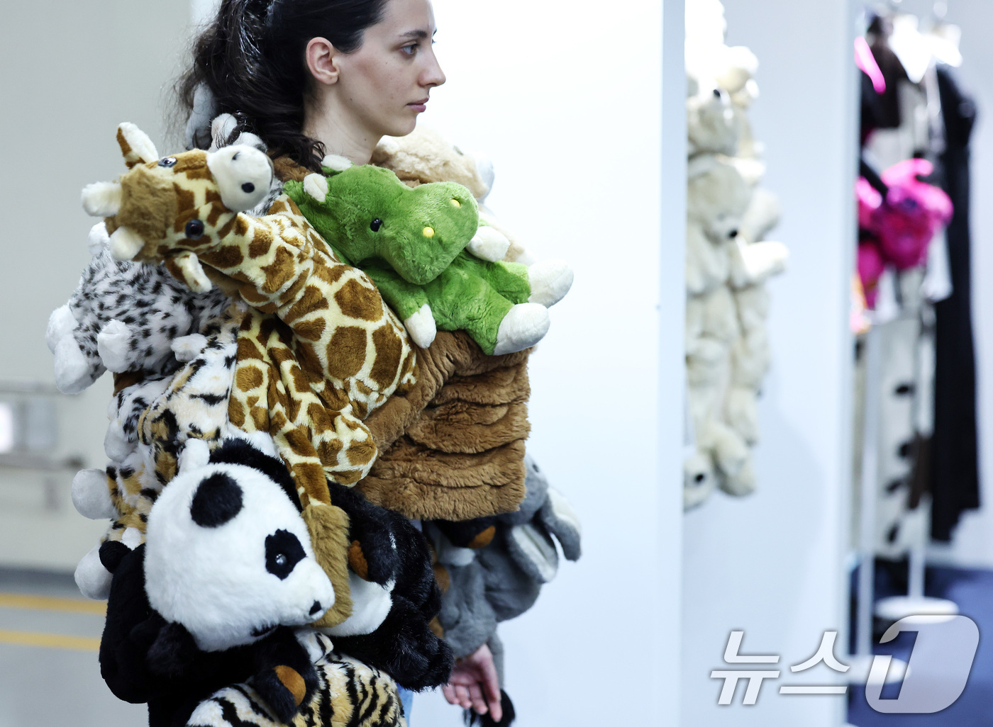 (서울=뉴스1) 구윤성 기자 = 20일 서울 강남구 코엑스에서 열린 '2025 대한민국 섬유교역전(프리뷰 인 서울 2025)에서 모델이 동물인형으로 만든 옷을 선보이고 있다. 20 …