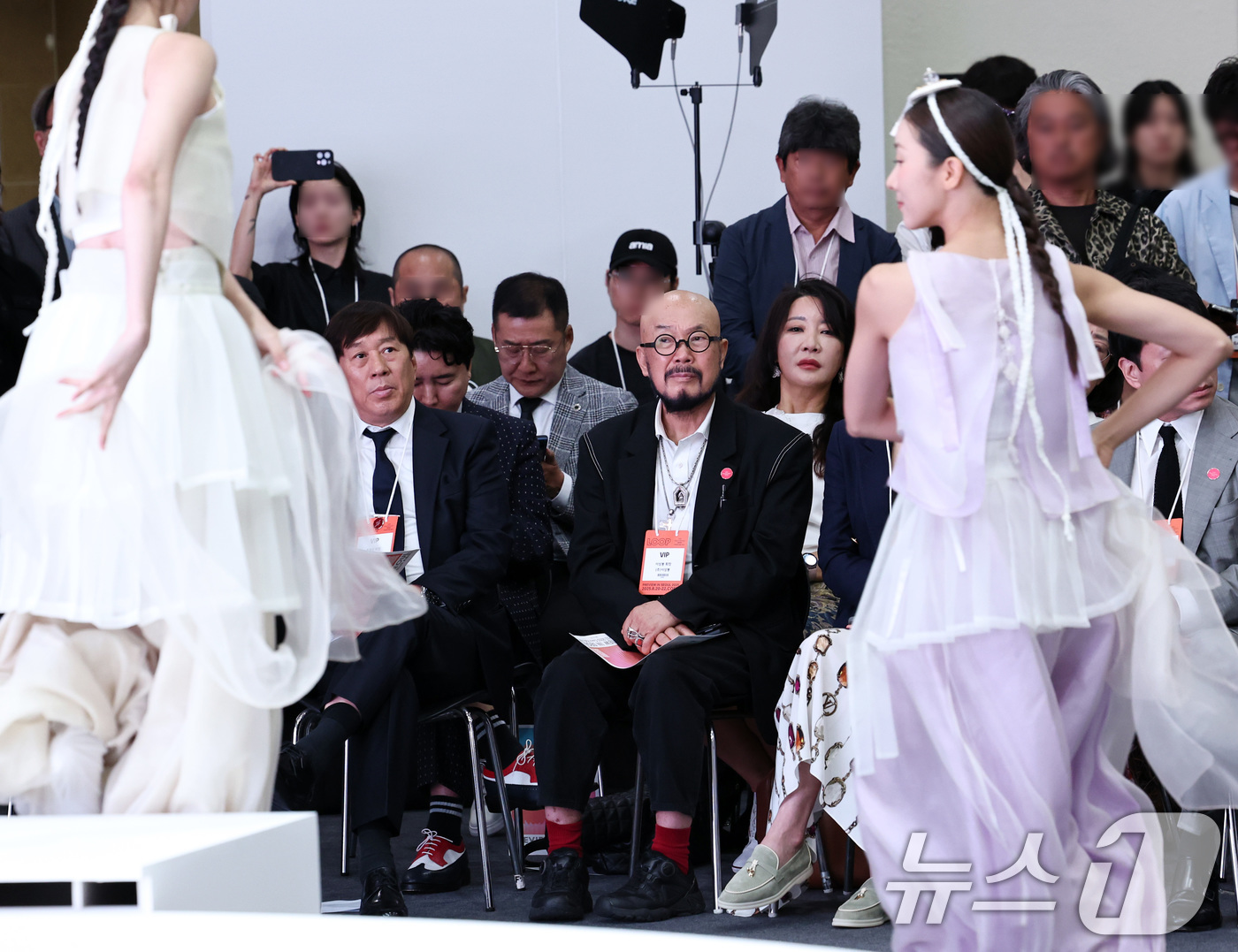 (서울=뉴스1) 구윤성 기자 = 20일 서울 강남구 코엑스에서 열린 '2025 대한민국 섬유교역전(프리뷰 인 서울 2025)에서 한국패션디자이너연합회 회장인 이상봉 디자이너 등 참 …