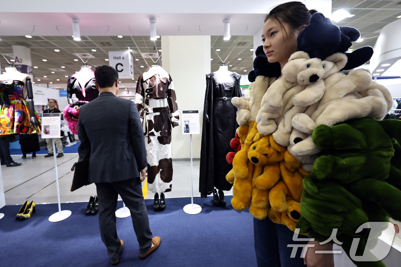 (서울=뉴스1) 구윤성 기자 = 20일 서울 강남구 코엑스에서 열린 '2025 대한민국 섬유교역전(프리뷰 인 서울 2025)에서 모델이 인형으로 만든 옷을 선보이고 있다. 2025 …