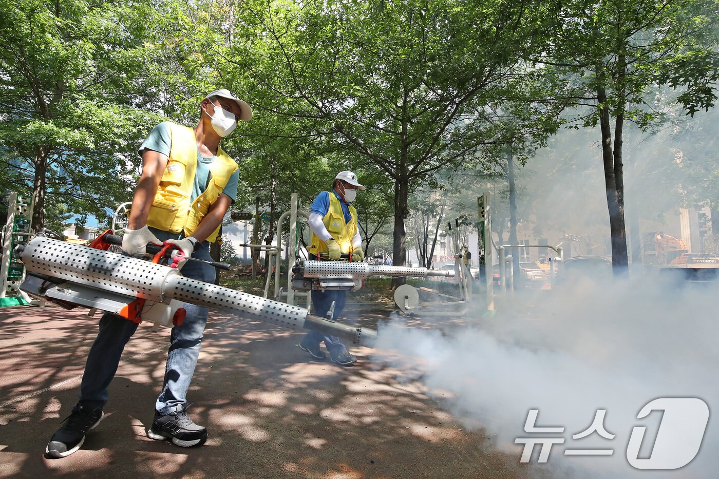 본문 이미지 - 처서를 앞두고 폭염이 계속된 20일 오전 대구 남구 주택가 영선공원에서 남구보건소 방역반 관계자들이 말라리아를 비롯해 여름철 각종 감염병 매개체인 모기 등 해충을 박멸하기 위해 방역을 하고 있다. 2025.8.20/뉴스1 ⓒ News1 공정식 기자