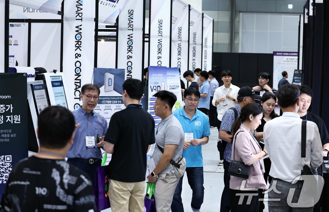 (서울=뉴스1) 구윤성 기자 = 20일 서울 강남구 코엑스에서 열린 '2025 스마트워크 앤 컨택센터엑스포'에서 참관객들이 참가업체 부스를 둘러보고 있다. 2025.8.20/뉴스1 …