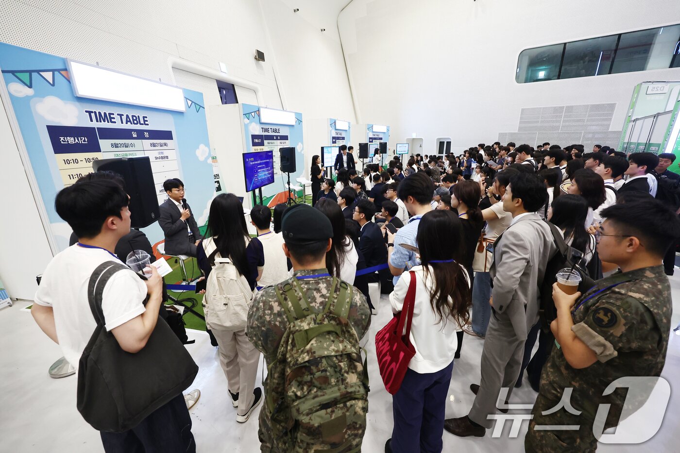 본문 이미지 - 20일 서울 동대문디자인플라자(DDP)에서 열린 2025 금융권 공동채용 박람회가 구직자와 방문객들로 붐비고 있다. 2025.8.20/뉴스1 ⓒ News1 김민지 기자