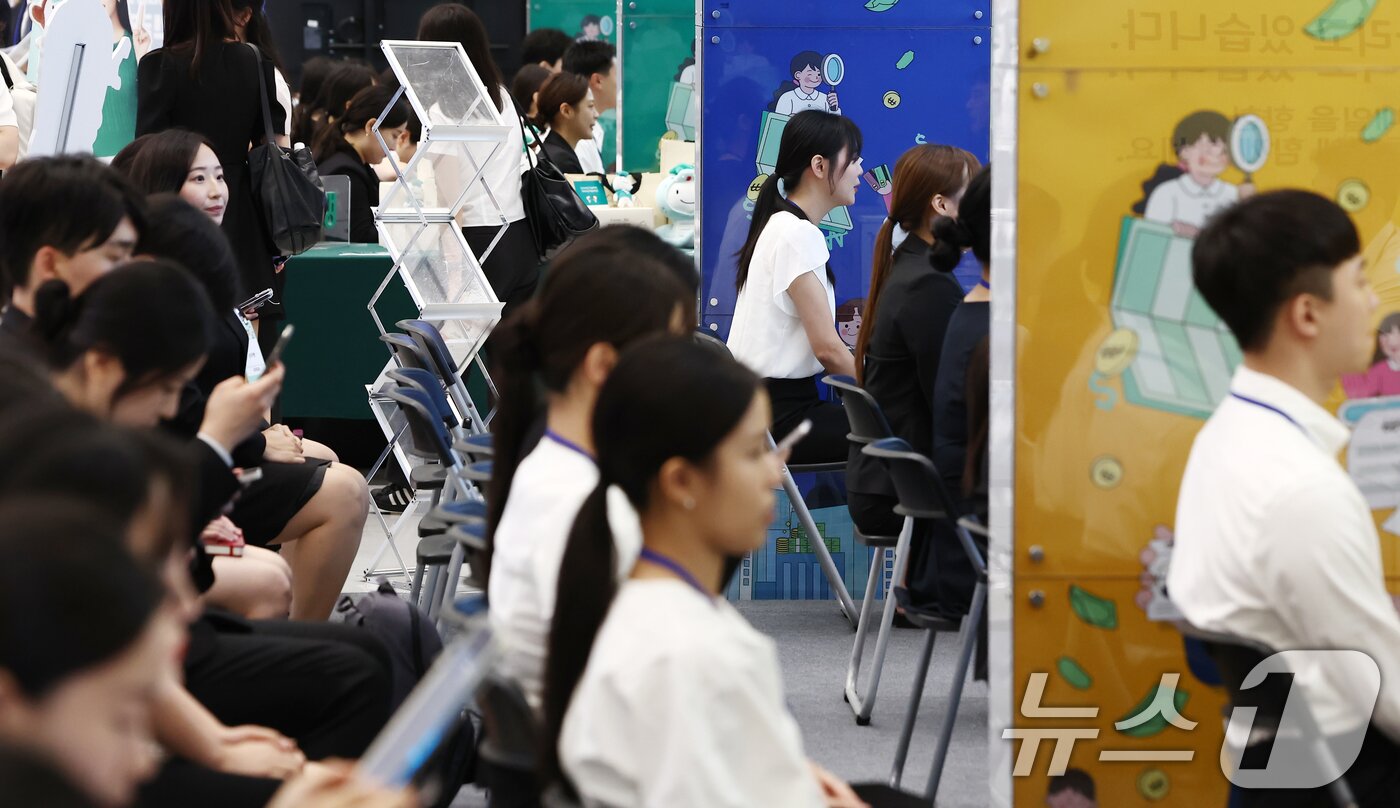 본문 이미지 - 20일 서울 동대문디자인플라자&#40;DDP&#41;에서 열린 2025 금융권 공동채용 박람회가 구직자들이 채용 면접을 보고 있다. 2025.8.20/뉴스1 ⓒ News1 김민지 기자