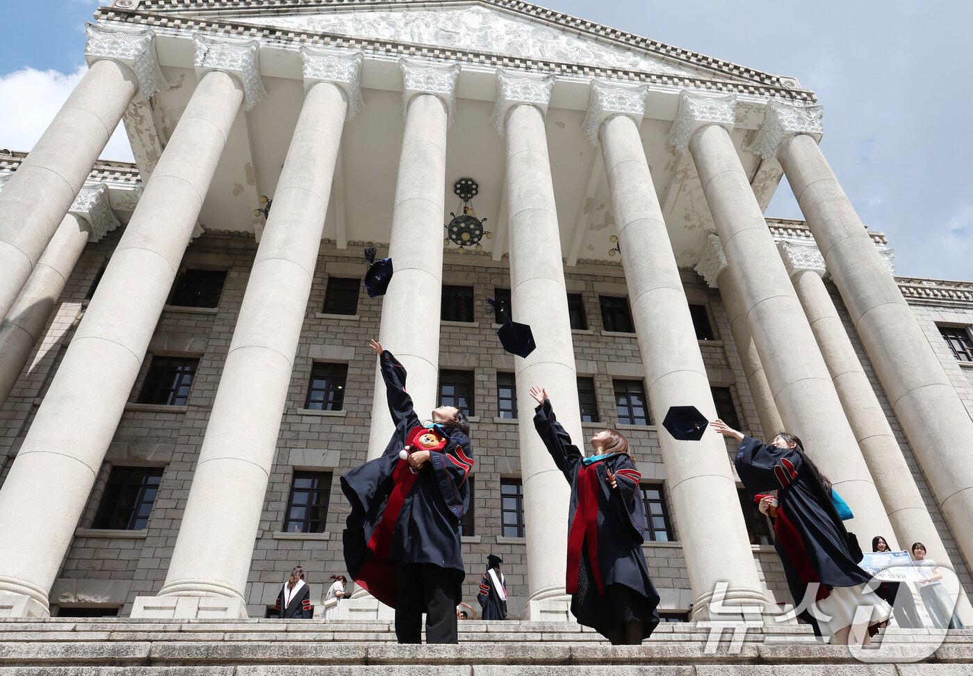 본문 이미지 - 경희대 2024학년도 후기 학위수여식이 진행된 20일 서울 동대문구 경희대에서 졸업생들이 학사모를 던지고 있다. 2025.8.20/뉴스1 ⓒ News1 장수영 기자