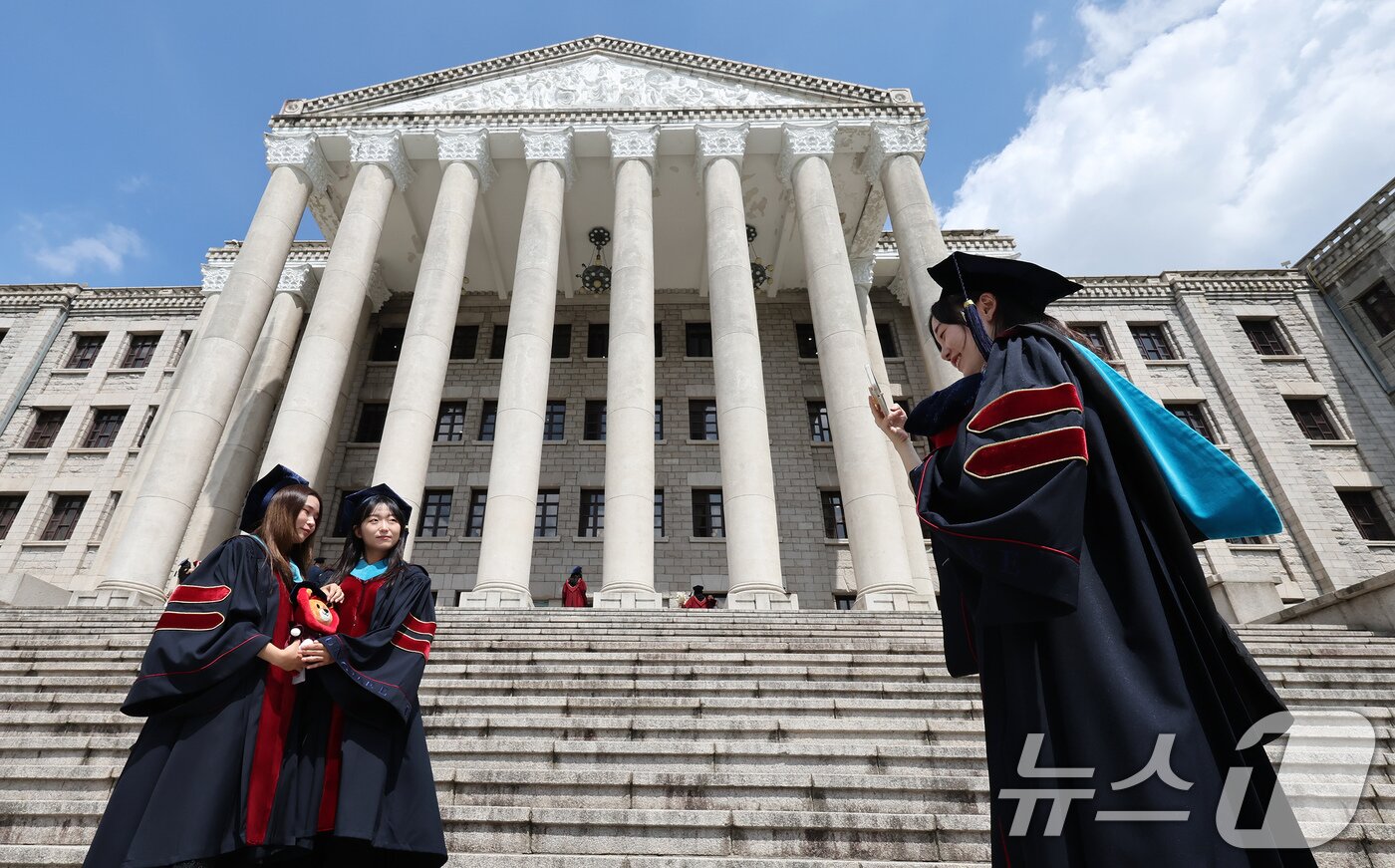 본문 이미지 - 경희대 2024학년도 후기 학위수여식이 진행된 20일 서울 동대문구 경희대에서 졸업생이 기념촬영 하며 추억을 남기고 있다. 2025.8.20/뉴스1 ⓒ News1 장수영 기자