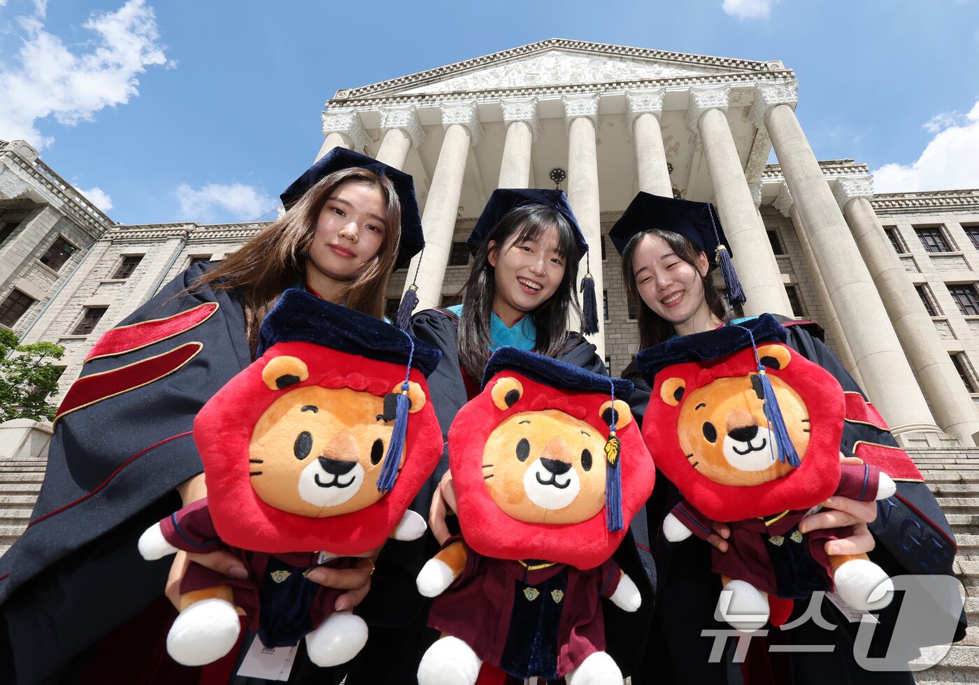 본문 이미지 - 경희대 2024학년도 후기 학위수여식이 진행된 20일 서울 동대문구 경희대에서 졸업생이 기념촬영 하며 추억을 남기고 있다. 2025.8.20/뉴스1 ⓒ News1 장수영 기자
