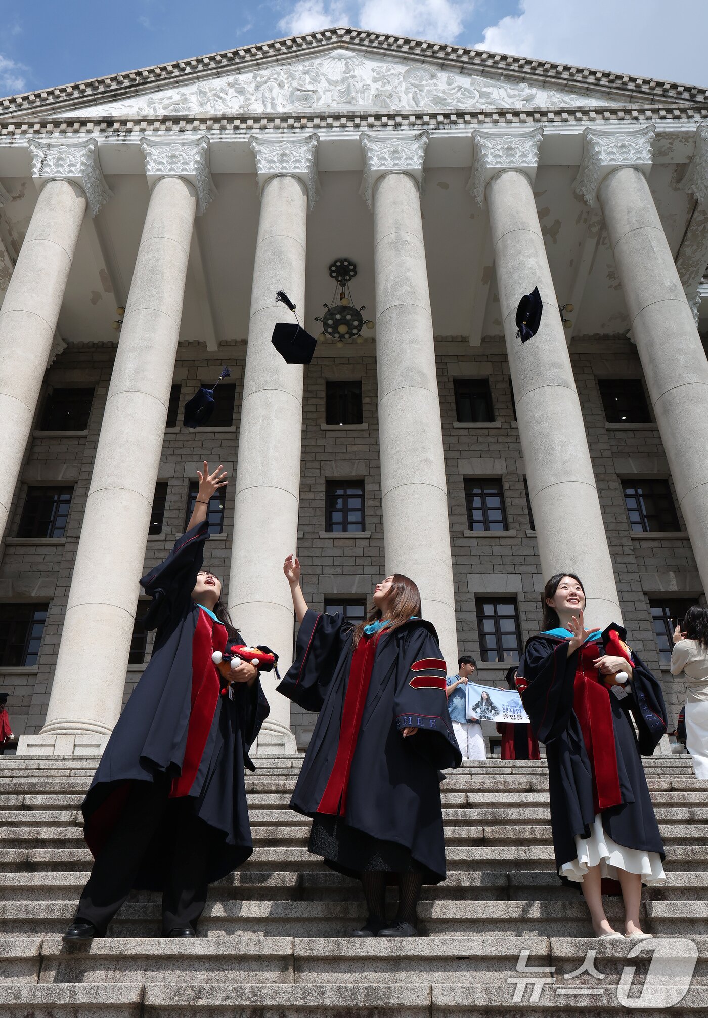 본문 이미지 - 경희대 2024학년도 후기 학위수여식이 진행된 20일 서울 동대문구 경희대에서 졸업생들이 학사모를 던지고 있다. 2025.8.20/뉴스1 ⓒ News1 장수영 기자