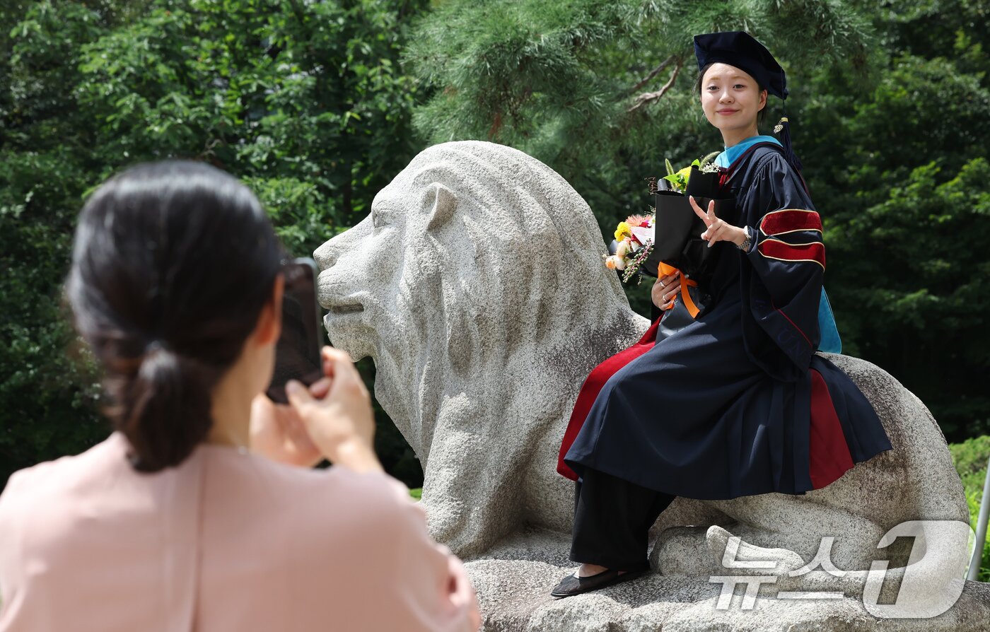 본문 이미지 - 경희대 2024학년도 후기 학위수여식이 진행된 20일 서울 동대문구 경희대에서 졸업생이 기념촬영 하며 추억을 남기고 있다. 2025.8.20/뉴스1 ⓒ News1 장수영 기자