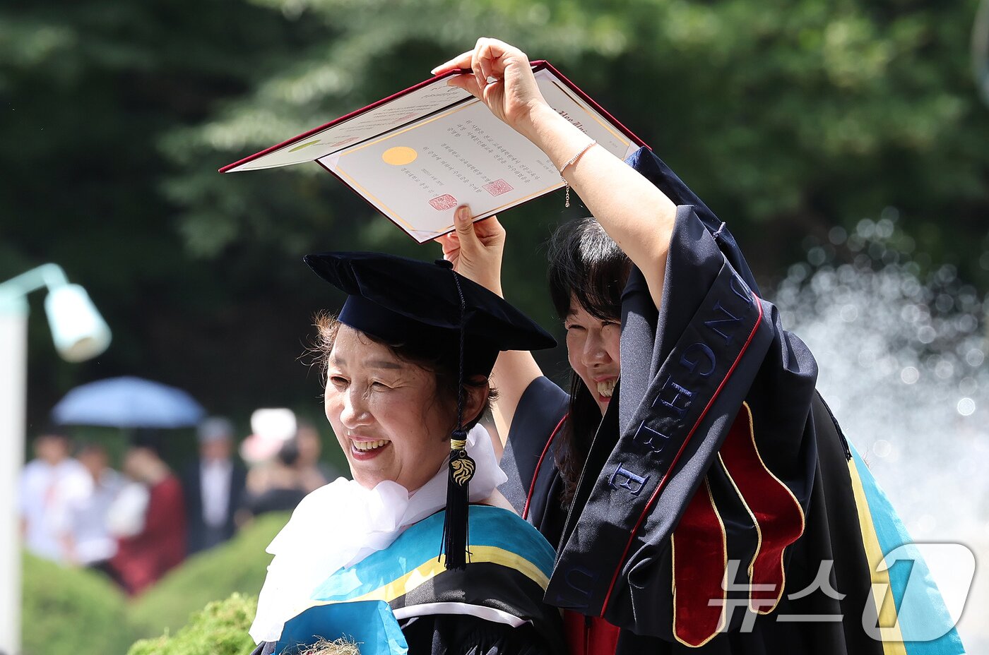 본문 이미지 - 경희대 2024학년도 후기 학위수여식이 진행된 20일 서울 동대문구 경희대에서 졸업생이 기념촬영 하며 추억을 남기고 있다. 2025.8.20/뉴스1 ⓒ News1 장수영 기자