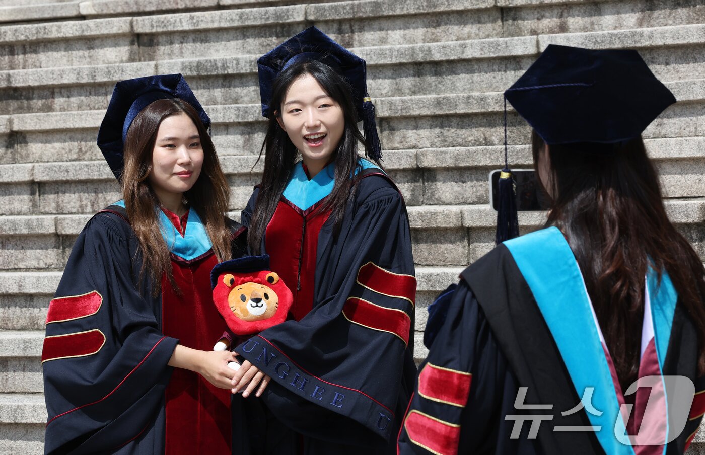 본문 이미지 - 경희대 2024학년도 후기 학위수여식이 진행된 20일 서울 동대문구 경희대에서 졸업생이 기념촬영 하며 추억을 남기고 있다. 2025.8.20/뉴스1 ⓒ News1 장수영 기자